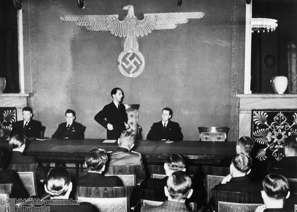 Joseph Goebbels spricht vor den Hauptschriftleitern der deutschen Presse (1940)